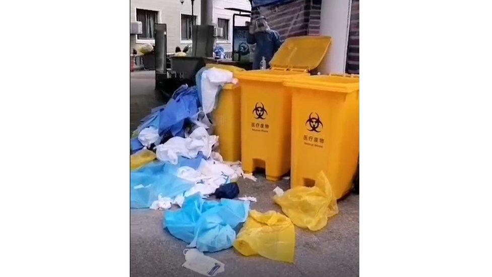 Contenedores de basura desbordados en el hospital de Donghai