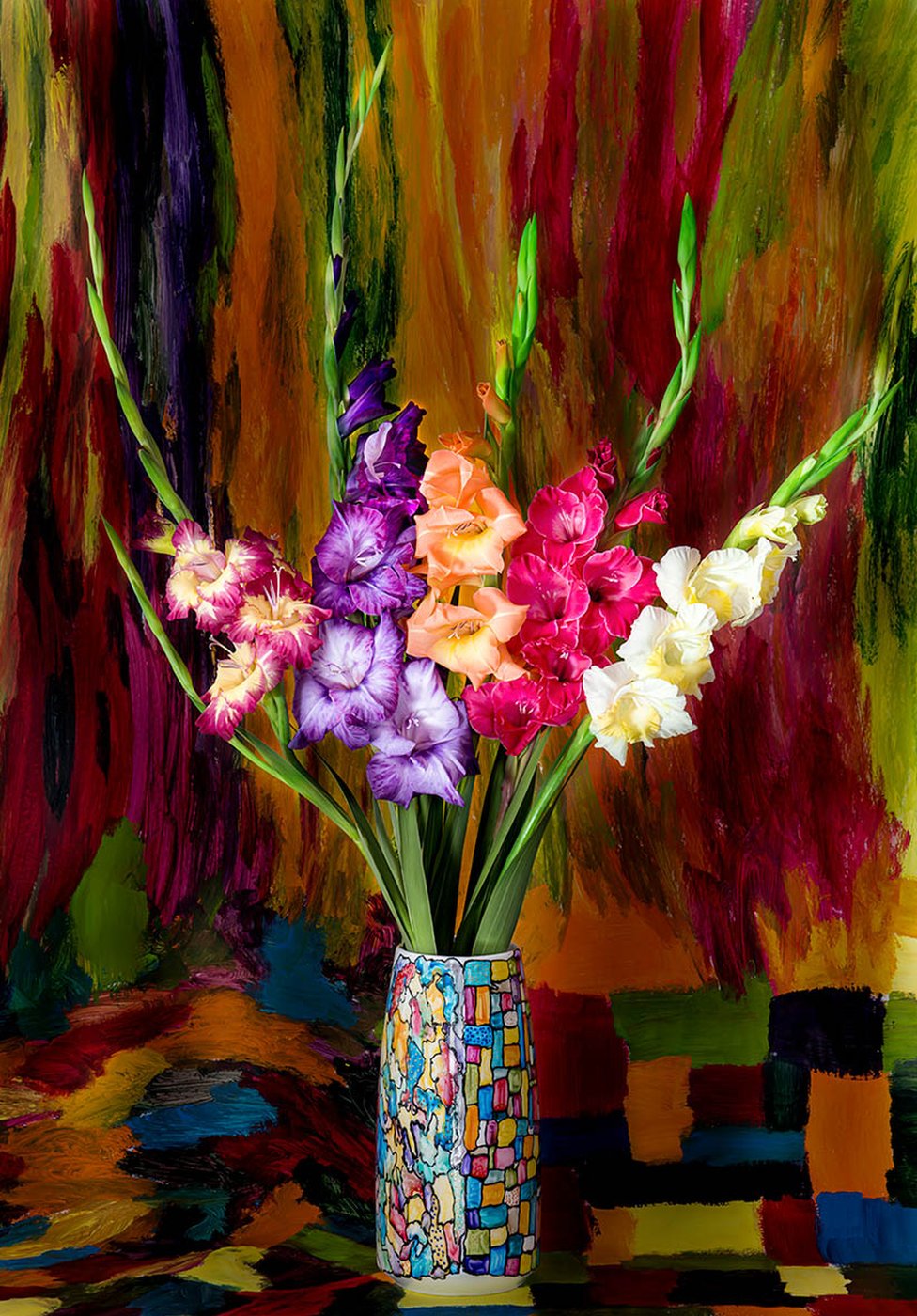Красочные цветы в красочной вазе с нарисованным фоном позади