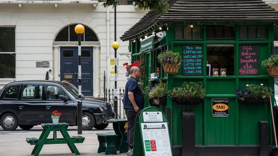 La caseta también vende refrescos y desayunos para el público. Caseta
