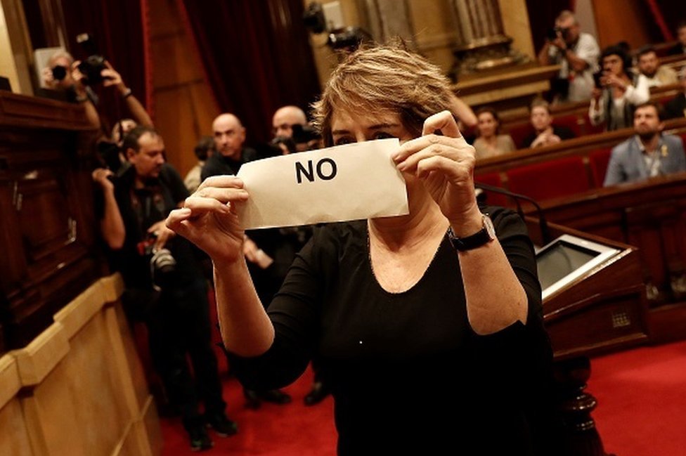 Al mostrar su voto por el "no" la agrupación de Catalunya Sí que es Pot defienden su postura que aboga por seguir formando parte de España. Una parlamentaria enseña su voto por el "no"