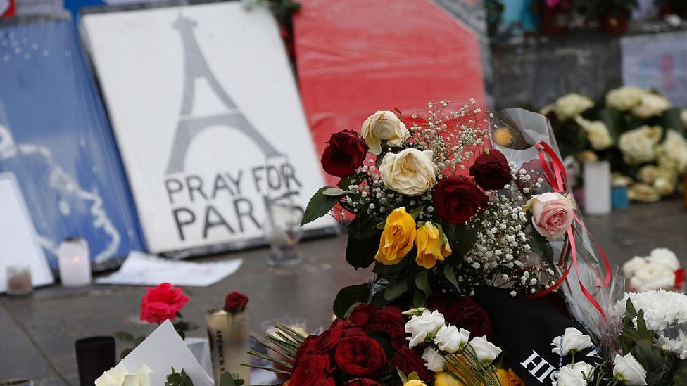 Un altar con flores como tributo a las víctimas de los ataques de París en 2015.
