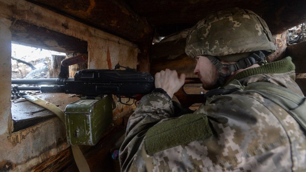 Un soldado ucraniano con un arma de combate en la región Donestk el pasado 8 de febrero.