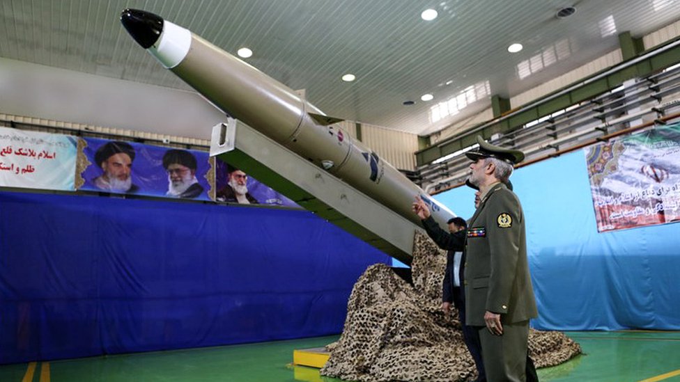 وزير الدفاع الإيراني يشهد نموذجا لصاروخ إيران