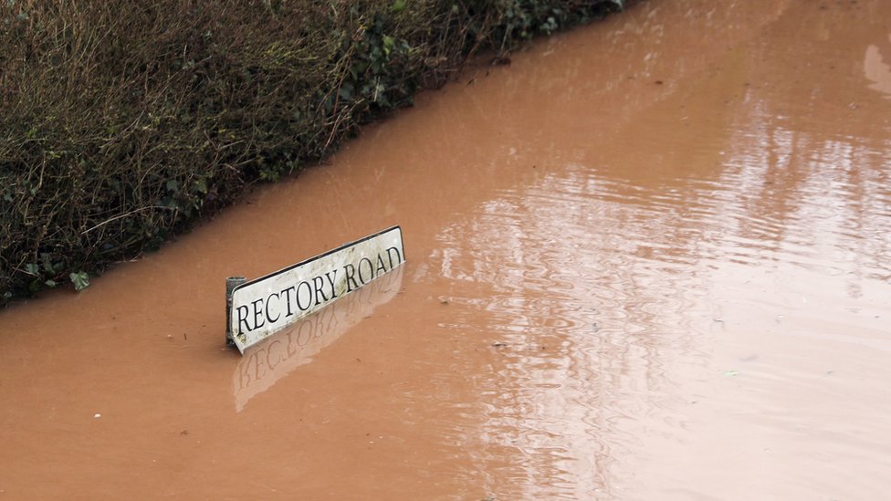 Паводок, окружающий деревню Хэмптон-Бишоп недалеко от Херефорда, после того, как река Лагг вышла из берегов после шторма Деннис.
