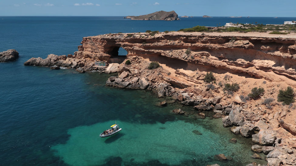 El catalán también se habla en las Islas Baleares, famosas por sus paradisíacos destinos turísticos, como Ibiza. La costa de Ibiza.