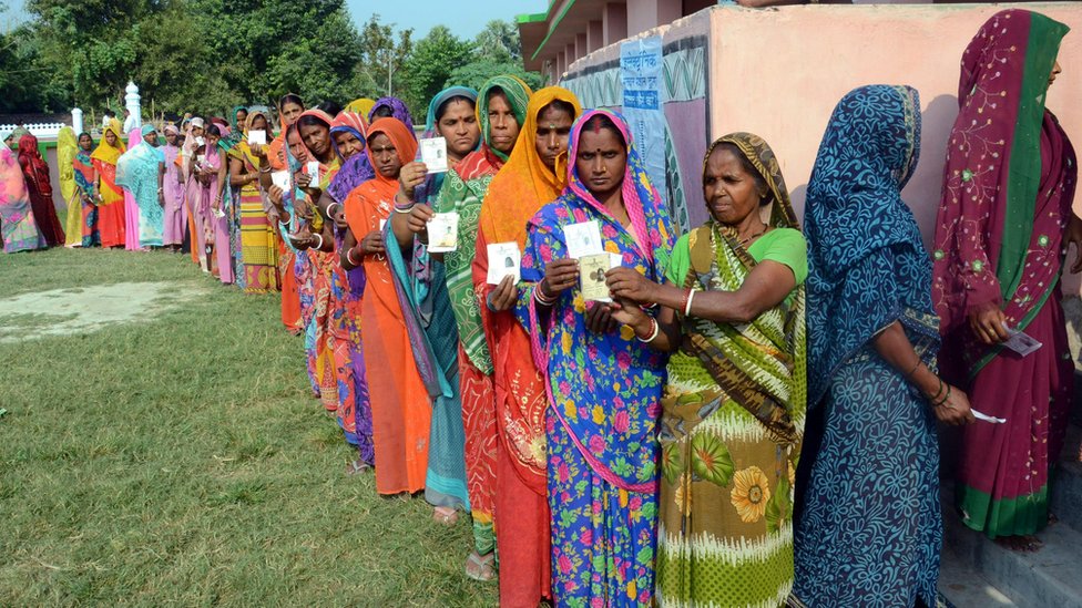 Избиратели в Бихаре в очереди возле избирательного участка (фото из архива - 12 октября)