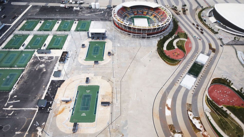 Вид с воздуха на остатки теннисного корта в Олимпийском парке 17 марта 2017 г.