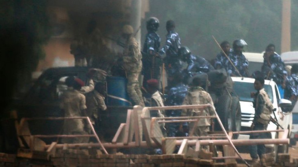 اقتحام قوات الأمن السودانية منطقة اعتصام محتجين أمام مقر وزارة الدفاع مما تسبب في سقوط ضحايا