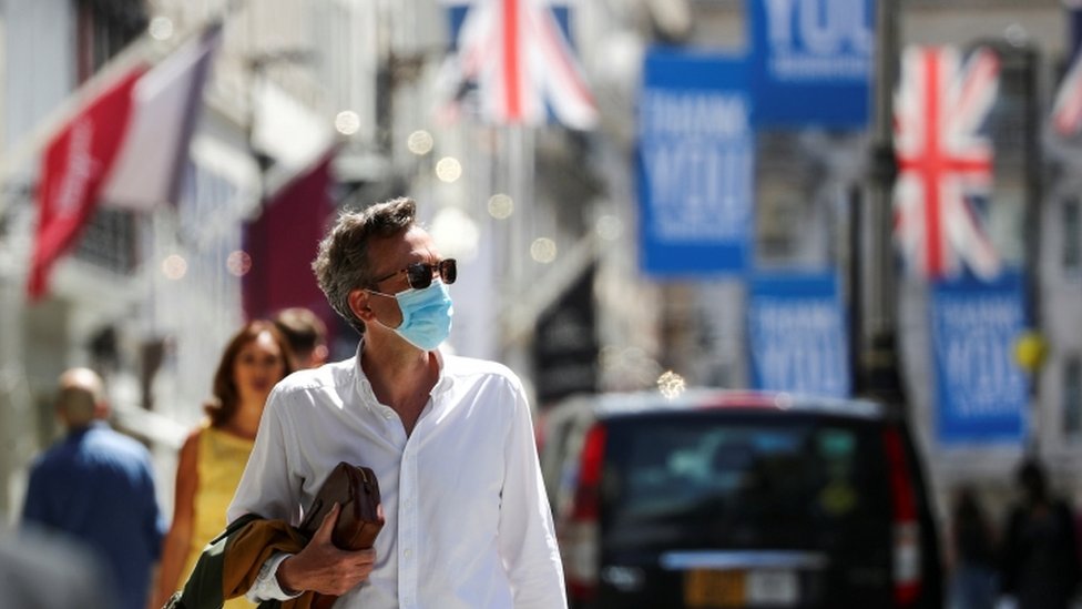 İngiltere'de bugünden itibaren birçok kapalı alanda maske takmak zorunlu