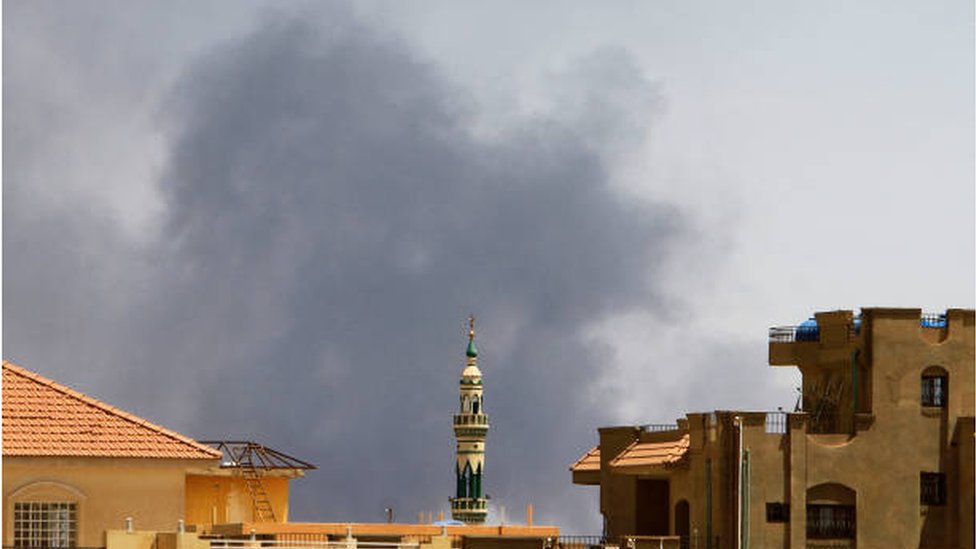 أعمدة الدخان تتصاعد فوق مناطق جنوبي الخرطوم مع استمرار القتال بين الطرفين المتحاربين في السودان