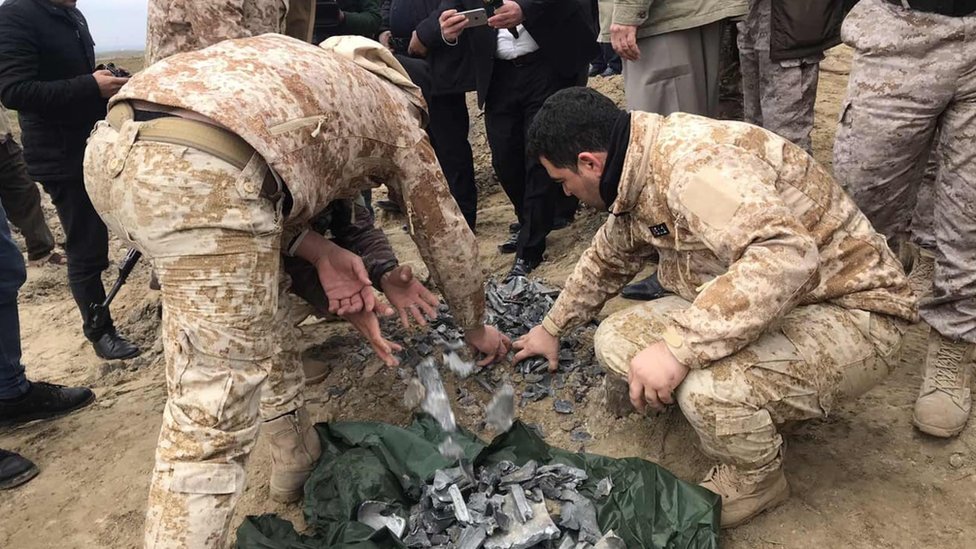 Иракские силы безопасности находят и собирают обломки ракет на авиабазе Аль Асад