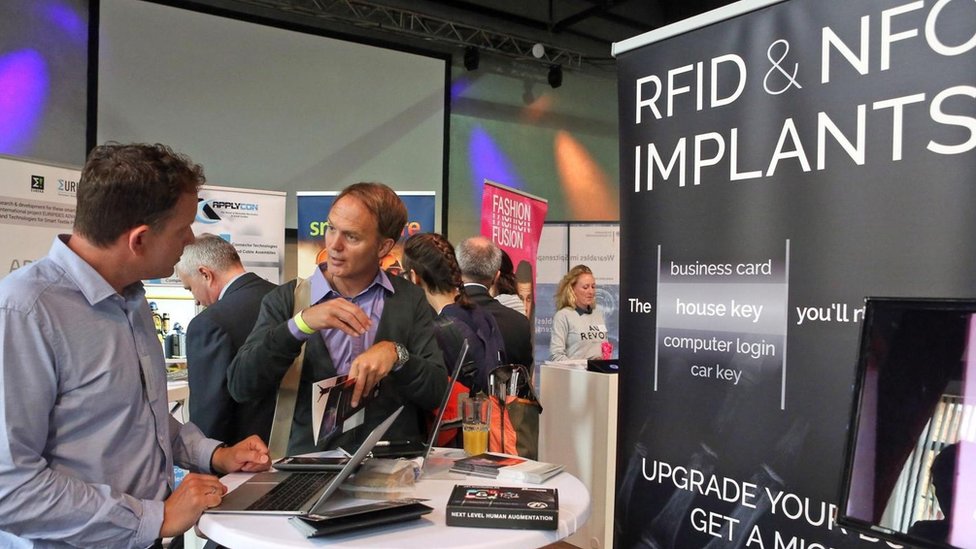 Las nuevas tecnologías en materia de "vestibles" estuvo en exhibición el pasado mes de junio en un festival en Berlín. Dos personas en un stand del festival de tecnología vestible, en Berlín, en junio de 2017