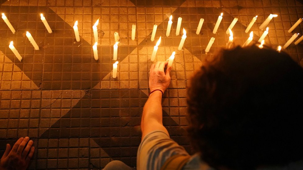 Velas encendidas en protesta por el asesinato de nueve personas durante una redada policial en Sao Paulo
