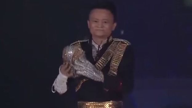 Jack Ma tambil di acara Alibaba pada tahun 2017 dengan mengenakan pakaian yang terinspirasi Michael Jackson.