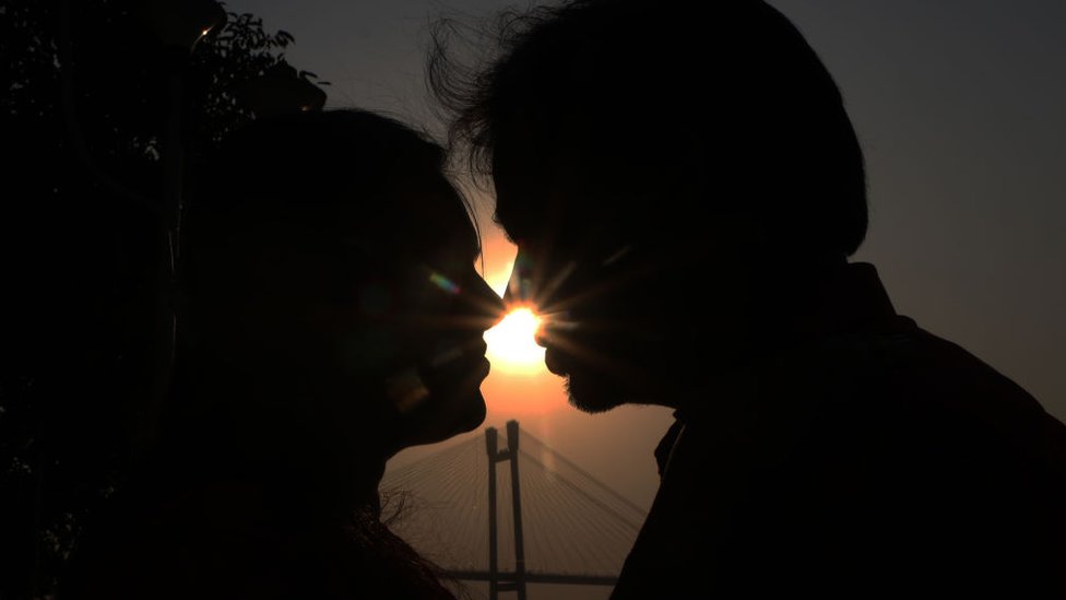Delhi Metro: To kiss or not - the taboo around public affection in India -  BBC News