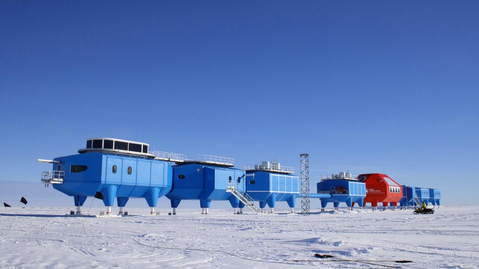 英國設在布倫特冰架 （Brunt Ice Shelf）上的哈雷南極科學考察站（Halley Research Station）。