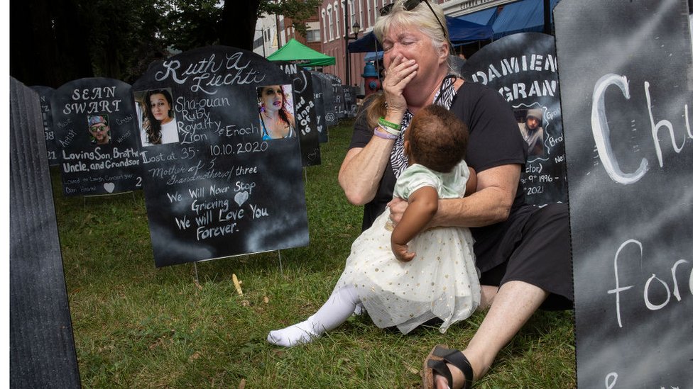 Una mujer llora durante una protesta para pedir el procesamiento de los Sackler en 2021.