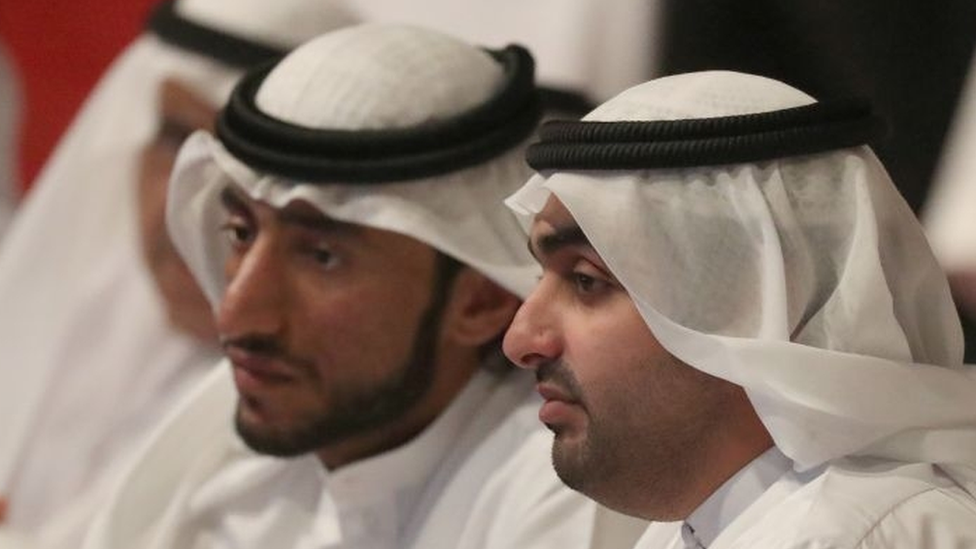 الشيخ راشد بن حمد الشرقي (الأول إلى اليمين)