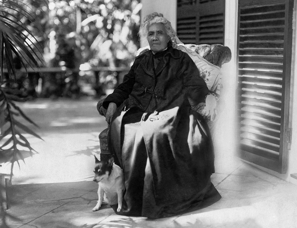 La reina Liliʻuokalani sentada al sol en 1917, año de su fallecimiento.