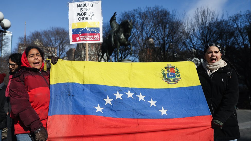 أنصار مادورو يعلنون دعمهم له باعتباره الرئيس الذي اختاره الشعب