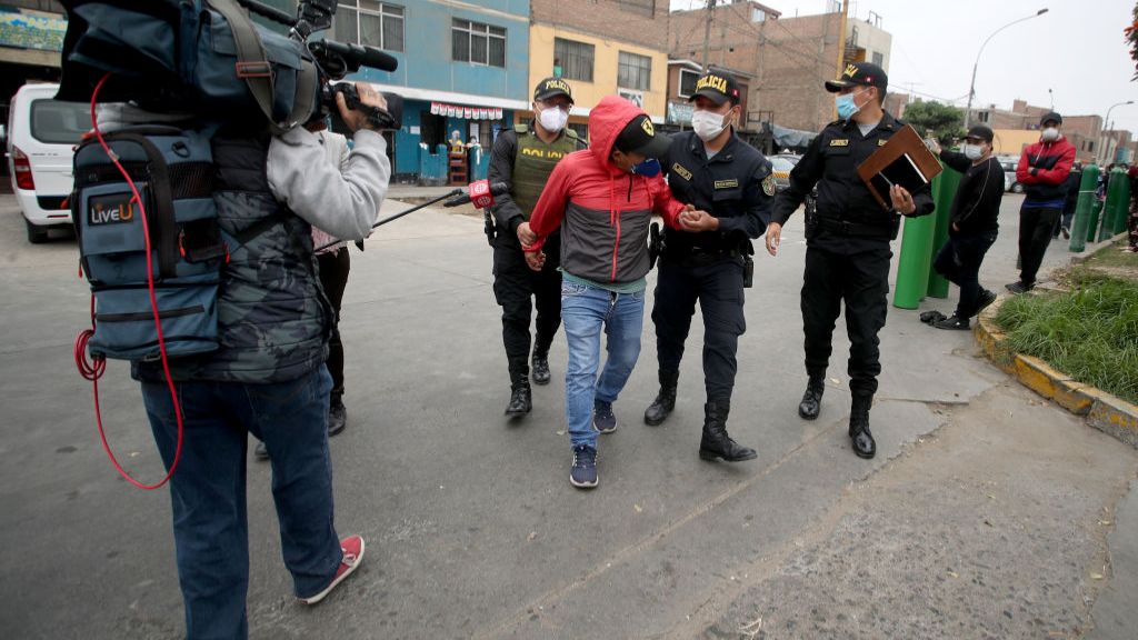 La policía local ha capturado a varias personas acusada de especular con los precios de los balones de oxígeno en Perú.