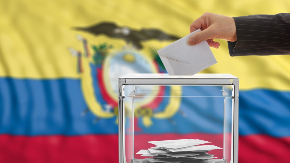 Urna de votos y bandera de Ecuador