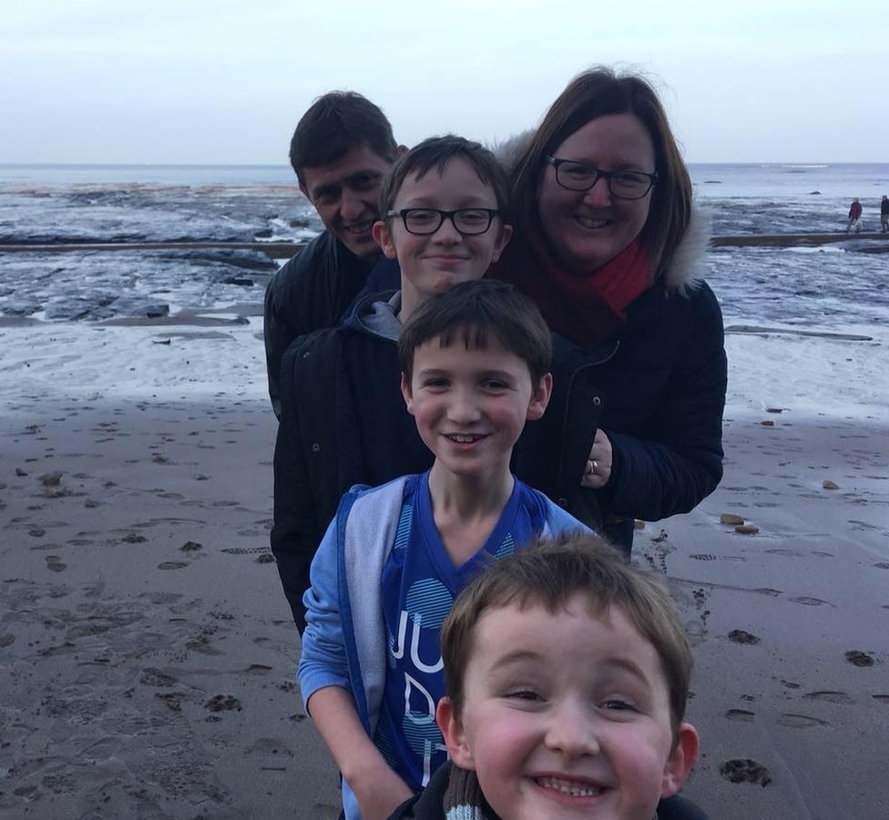 Селфи Эммы Лотон с мужем и тремя мальчиками на пляже