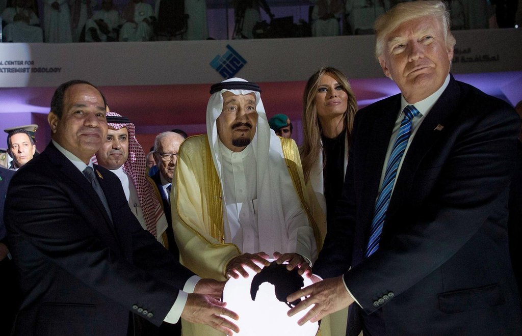 Президент США Дональд Дж.Трамп (справа), первая леди США Мелания Трамп (справа), король Саудовской Аравии Салман бин Абдель Азиз аль-Сауд (справа) и президент Египта Абдель Фаттах ас-Сиси (слева) открывают Всемирный центр противодействия экстремистской мысли в Эр-Рияде , Саудовская Аравия