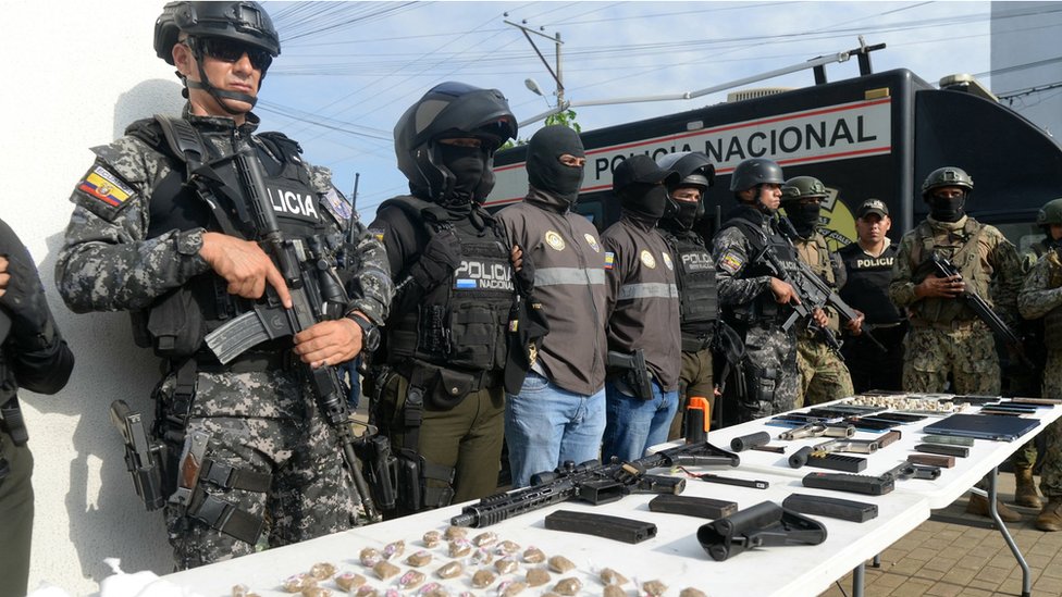 Policajci pokazuju drogu, oružje i telefone zaplenjene u Gvajakilu u martu 2024. godine