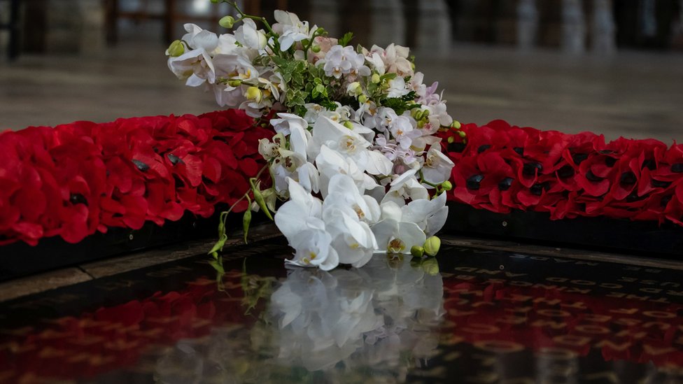 Цветы размещены подполковником Наной Кофи Твумаси-Анкрах от имени королевы Елизаветы II