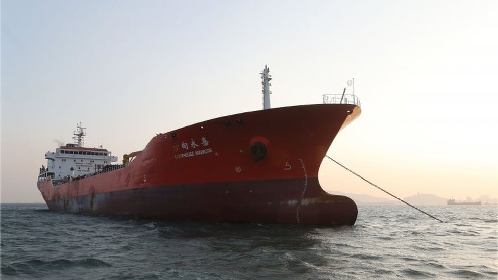 El barco The Lighthouse Winmore se cargó de petróleo para llevarlo a Taiwán, pero nunca llegó a su destino. Barco The Lighthouse Winmore, en el mar de Corea del Sur, el 29 de diciembre de 2017.