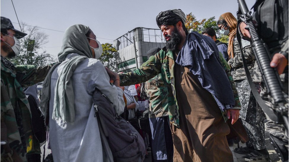 Anggota Taliban menghentikan perempuan berunjuk rasa untuk hak-hak mereka di Kabul.