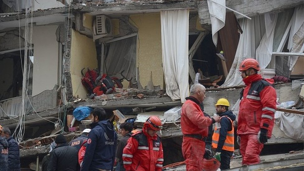 Турцию и Сирию сотрясли два мощных землетрясения. Погибло более 2600 человек