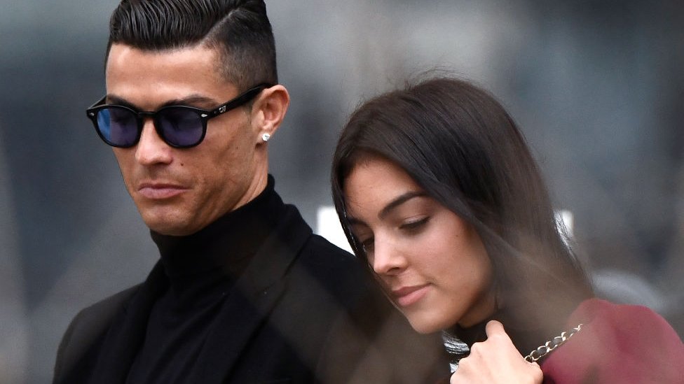 Cristiano Ronaldo hil egin da autozko istipu batean