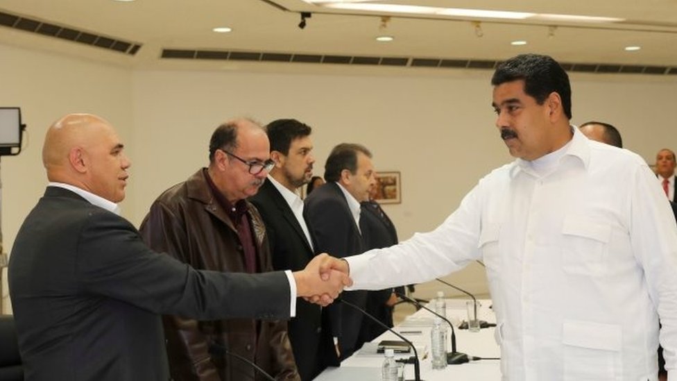 Президент Венесуэлы Николас Мадуро (справа) пожимает руку Хесусу Торреальбе (слева), секретарю Венесуэльской коалиции оппозиционных партий (MUD), во время политической встречи между правительством и оппозицией в Каракасе, Венесуэла, 30 октября 2016 г.