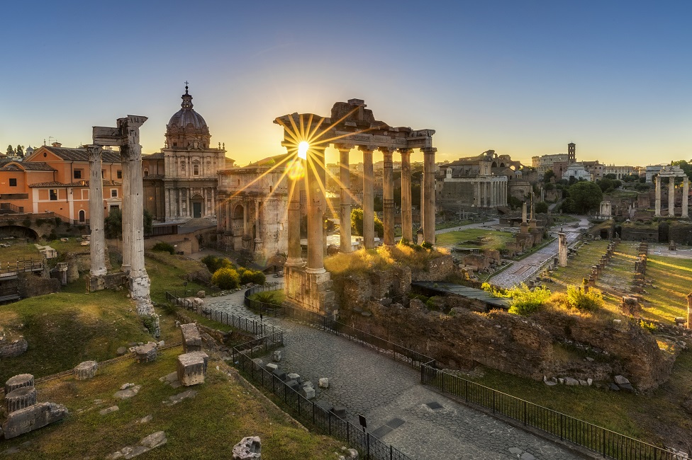El templo de Saturno en el foro romano, Roma, al amanecer.