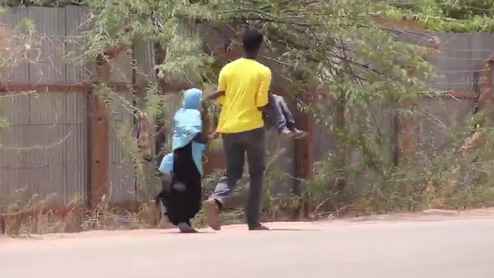 Жители Мандеры спасаются бегством после нападения