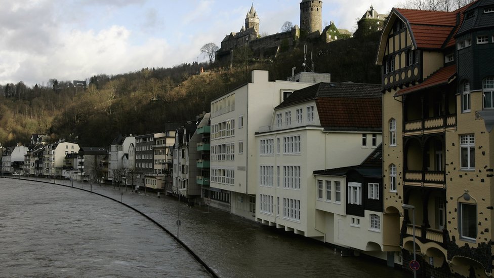 Casas na beira do rio em Altena