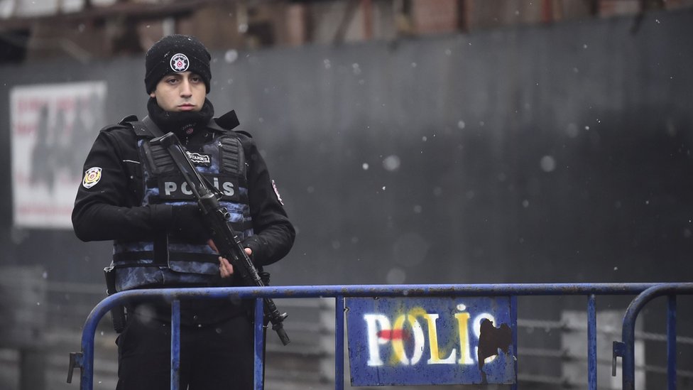 Турецкий полицейский охраняет место вооруженного нападения возле ночного клуба Reina 1 января 2017 года