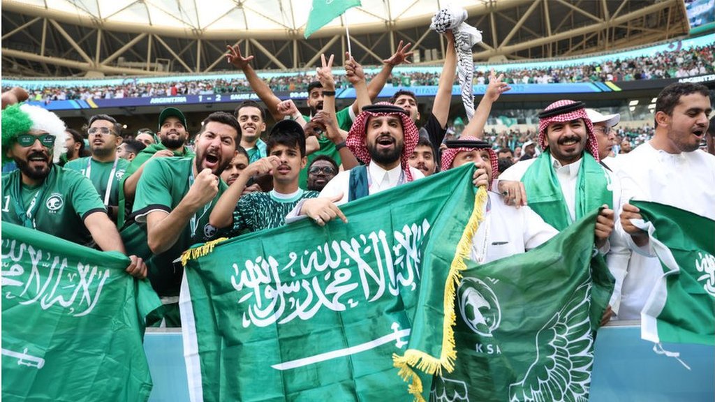 مشجعون سعوديون يحتفلون بفوز منتخبهم على الأرجنتين