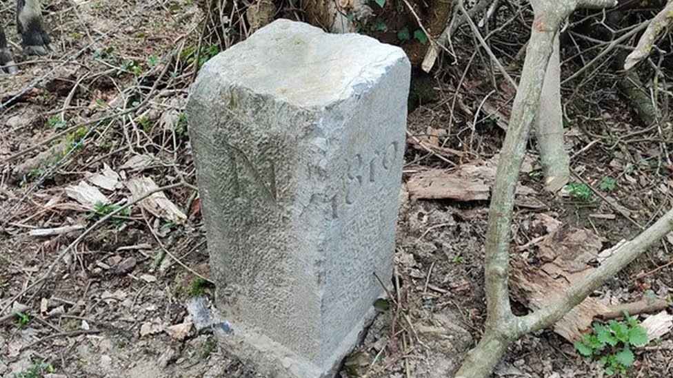 سر حد کا تعین کرنے والے پتھر پر 1819 کندہ ہے