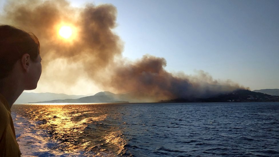 Yüzlerce turist Sisam adasında kaldıkları otellerden tahliye edildi.