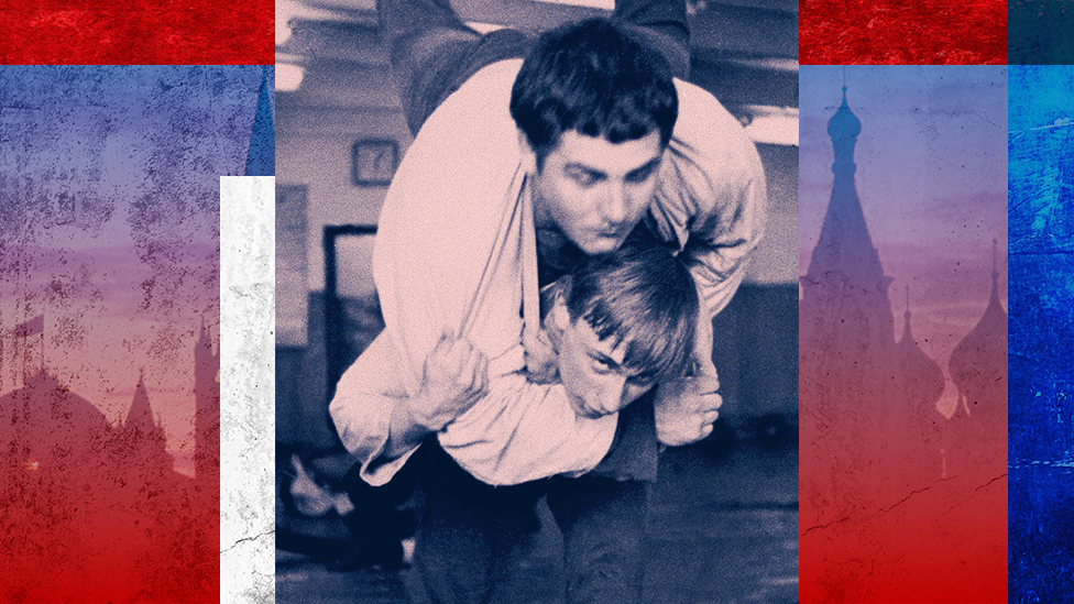 بوتين (أسفل الصورة) أثناء مصارعة مع زميل له في عام 1971