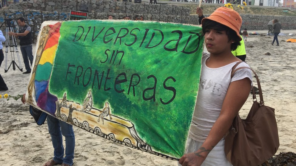 Протестующие держат испанский флаг с надписью «разнообразие без границ», Тихуана, Мексика, 29 апреля 2018 г.