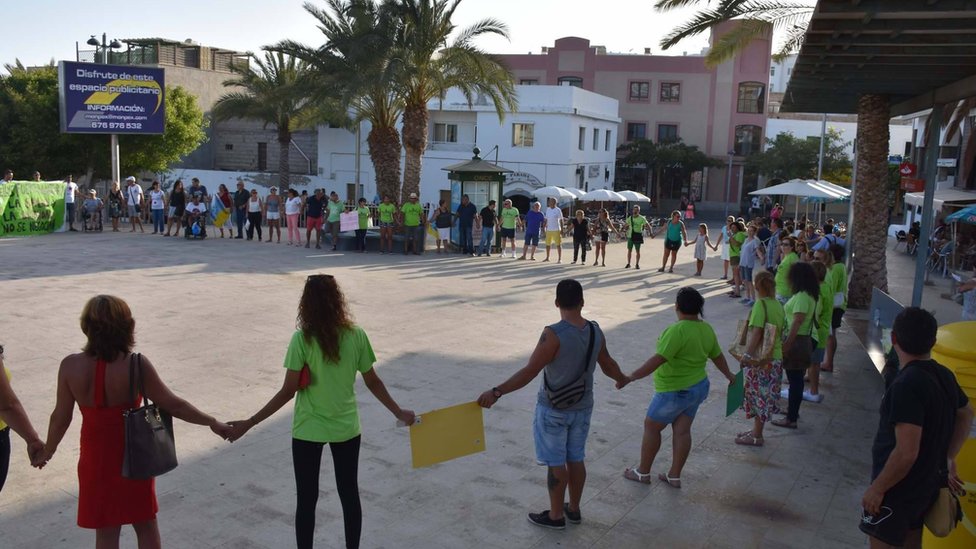 Las Kellys buscan llamar la atención sobre sus malas condiciones de trabajo durante una protesta en Fuerteventura. Protesta de Las Kellys en Fuerteventura