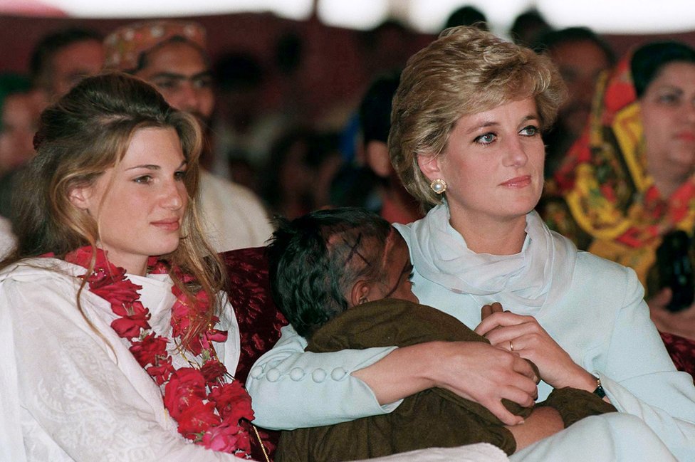 Jemima Khan y la princesa Diana con un niño en brazos