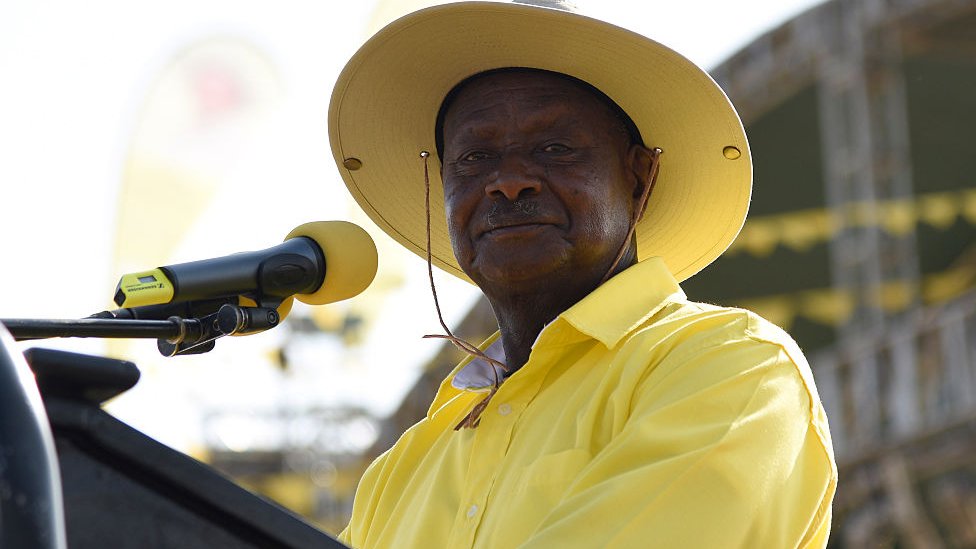 El presidente de Uganda, Yoweri Museveni, vestido de amarillo - 2016