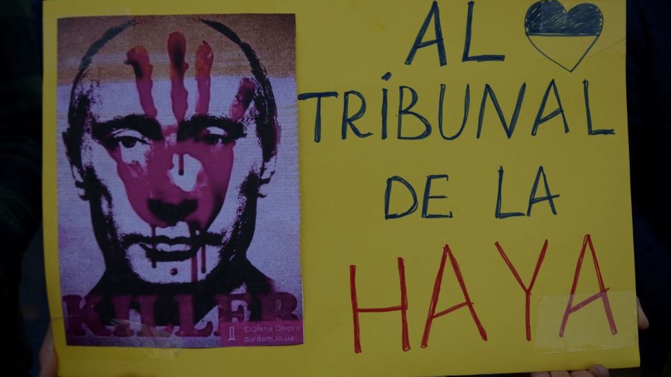 İspanya'daki bir eylemde, Putin'in yargılanmasını isteyen bir pankart