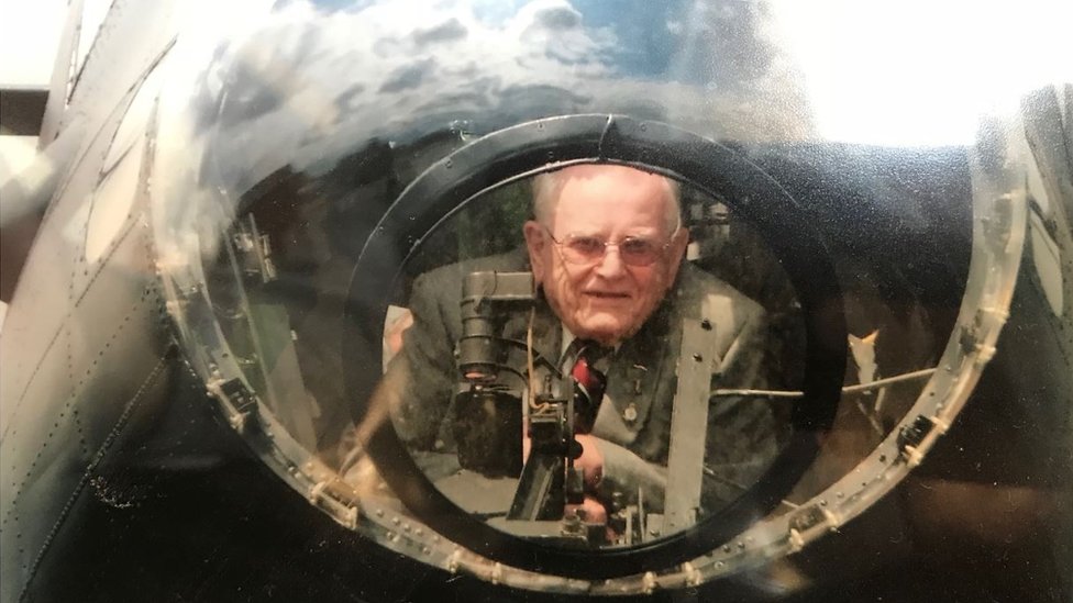 Лес Резерфорд в бомбардировщике Lancaster в возрасте 90 лет