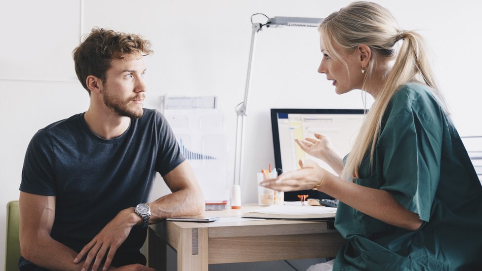 Joven en una consulta médica